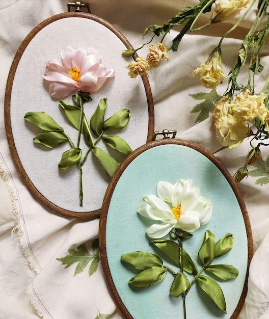 Ręcznie wyszywany wieniec kwiatowy